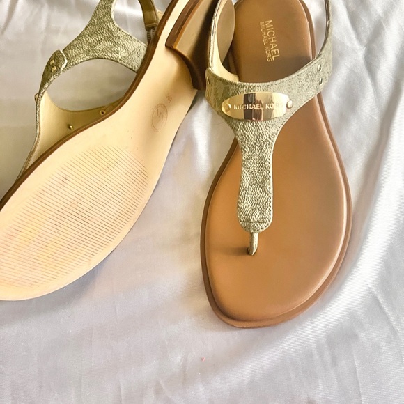 Women shoes size 8 slightly worn $20 each pair but the Mk boots are $100 - Picture 5 of 13